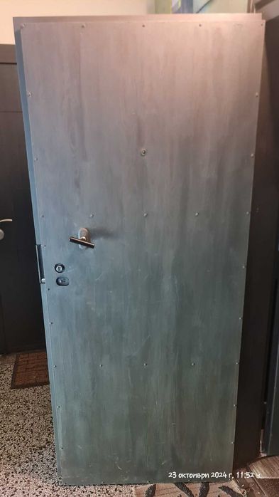 Метална входна врата с каса