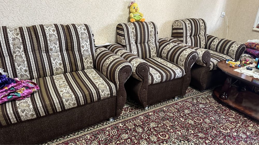 Уголок диван и 2 кросло срочно