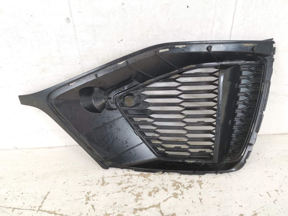 Ауди Кю8 / Audi Q8 1 [Десен проекторен радиаторен грил, оригинален, в