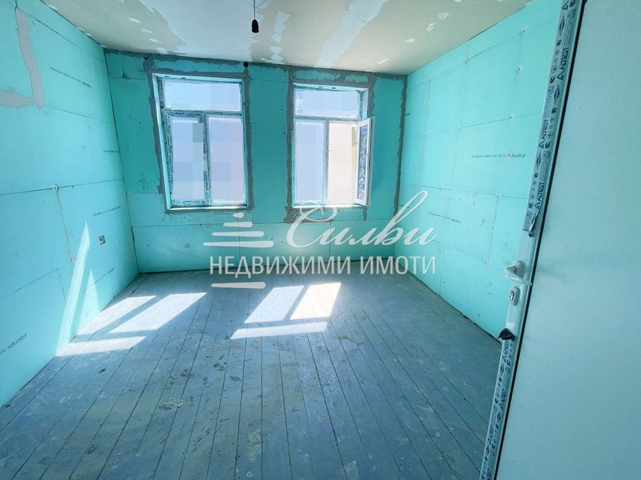 МАСИВНА двуетажна ТУХЛЕНА къща с ГАРАЖ - кв. Гривица