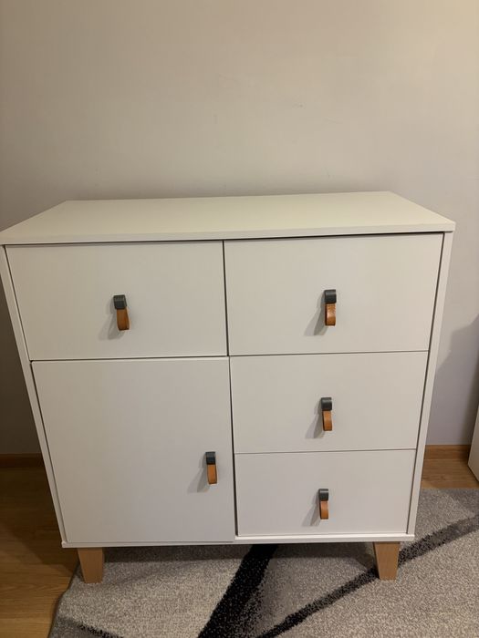 Comodă, albă, muchii ABS, cu mânere de piele naturală