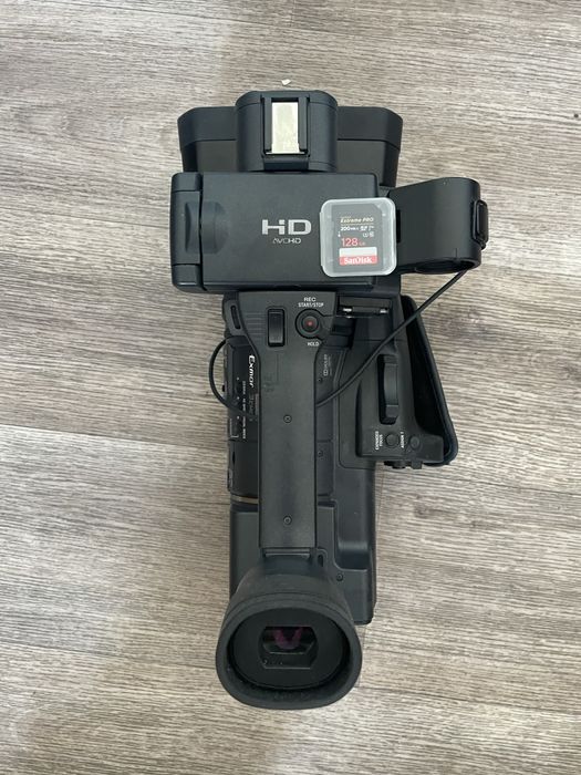 Видеокамера полупрофессиональная Sony HDR-AX2000