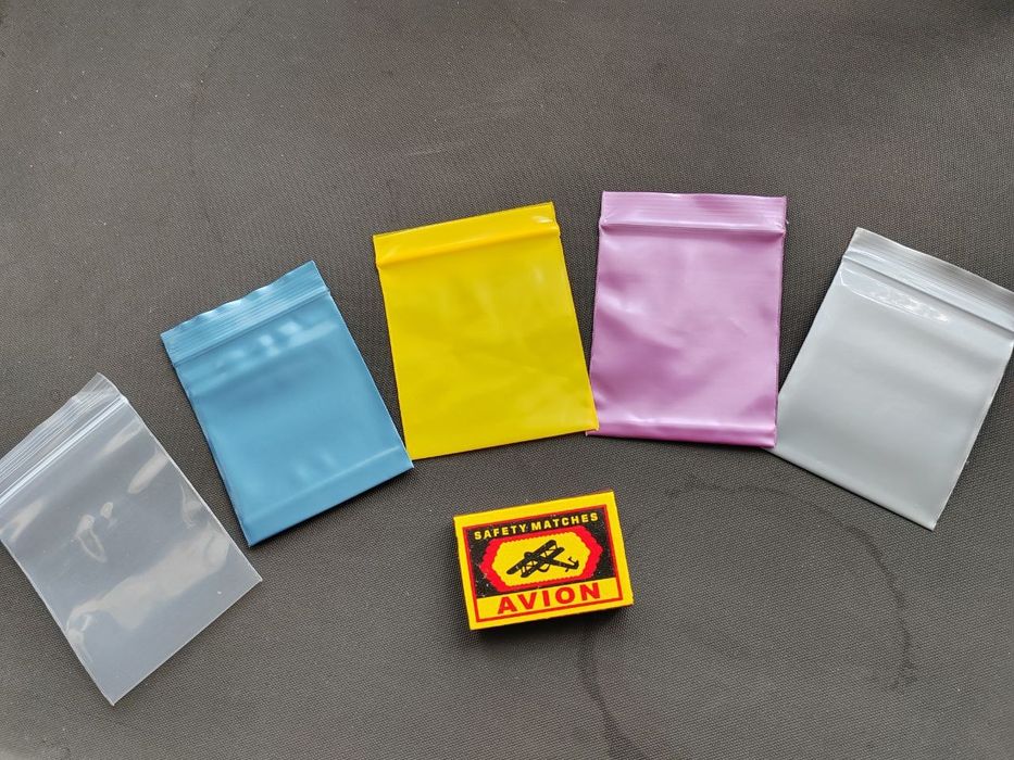 Зип-лок пакетики синие плотные.