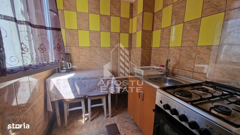 Apartament de vanzare cu 3 camere, centrala proprie, zona Dacia