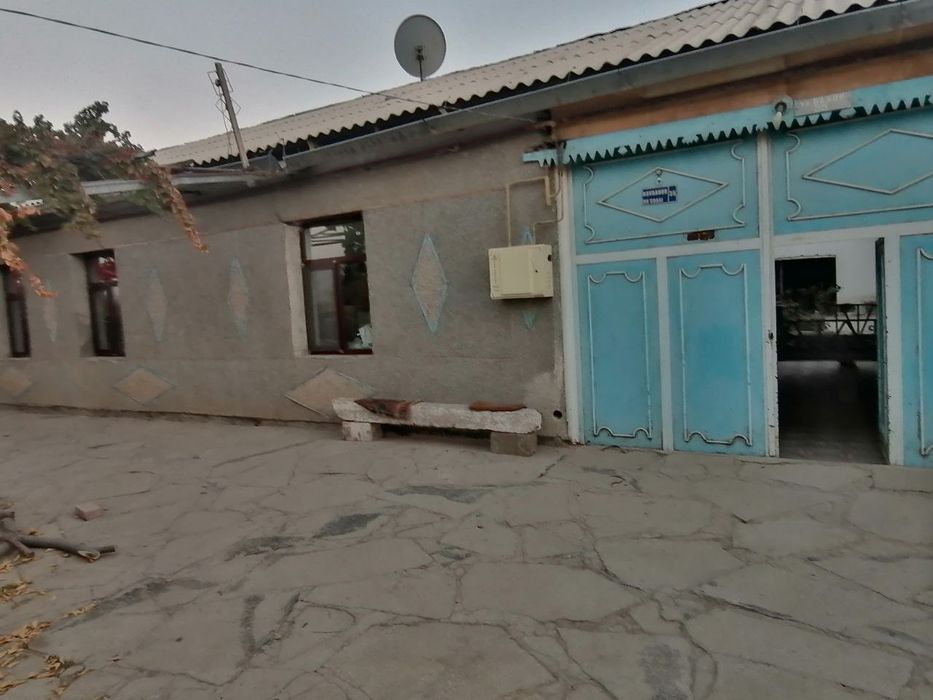 Karmana tumanida hovli uy sotiladi