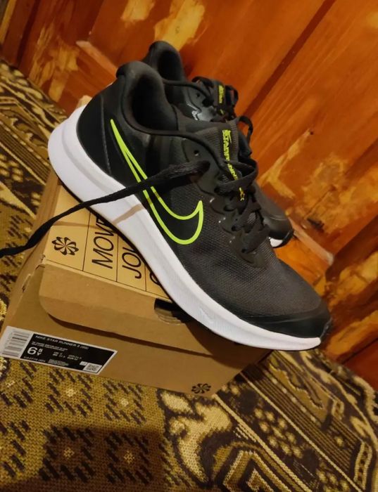 Маратонки NIKE..