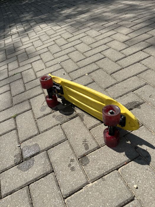 penny board galben cu roti rosii