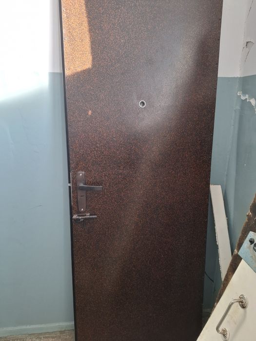 Продам железную дверь