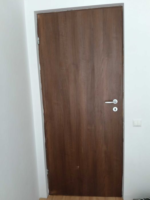 Vând uși interioare