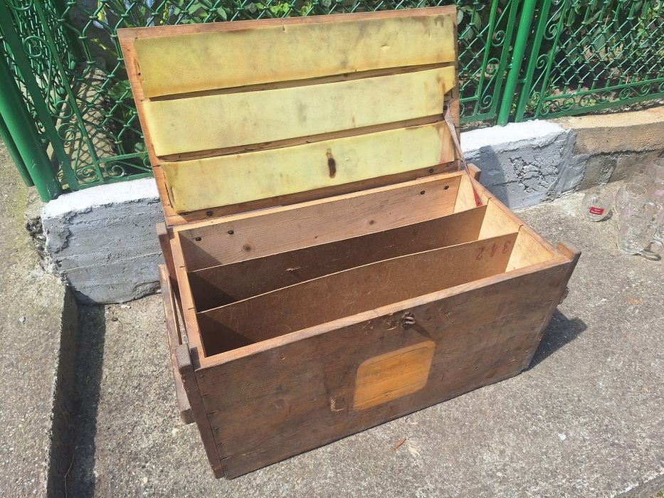 Ladă veche din lemn cu 63 de halbe din sticlă