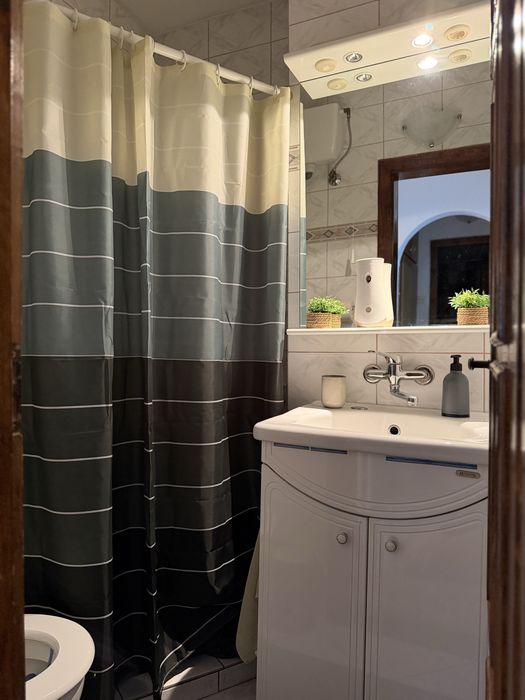Proprietar, vând apartament, 3 camere,  parter, total decomandat cu centrală proprie pe gaz și aparat de climatizare