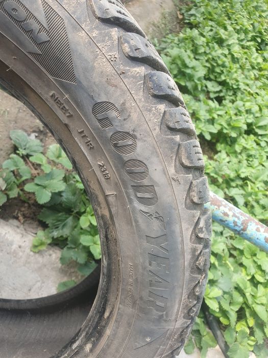 Продаю комплект  покрышек  r19