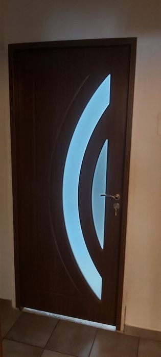 Usi de interior în stare perfecta