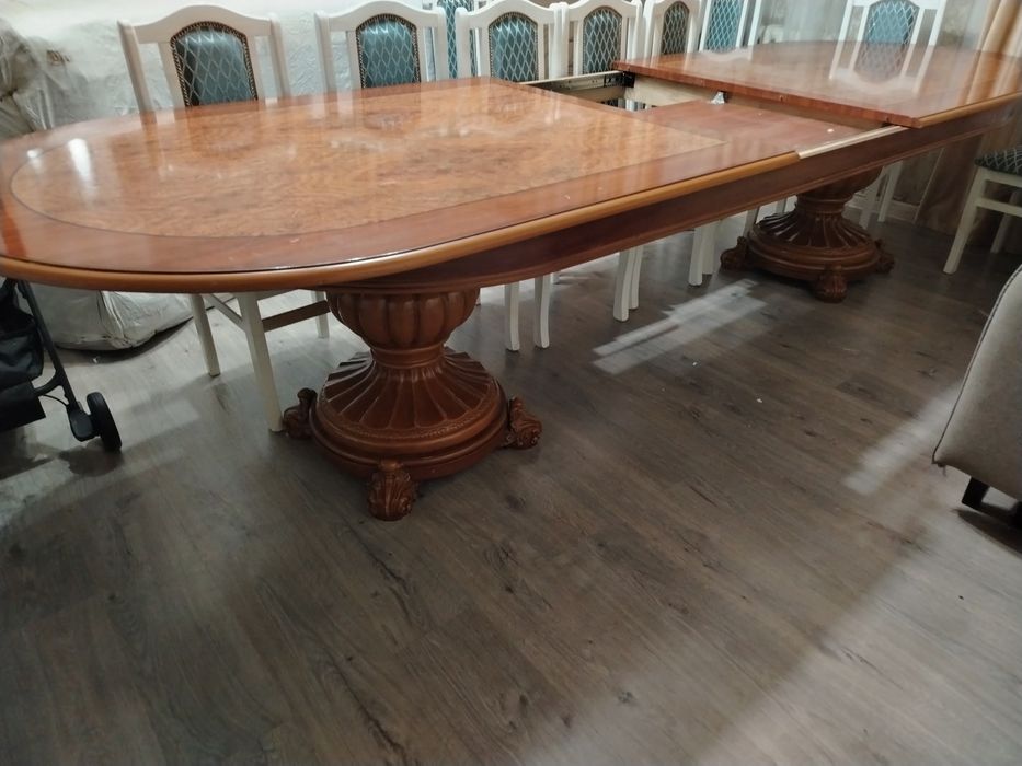 Продам гостинной стол (трансформер) в отличном состояний длина 4 м