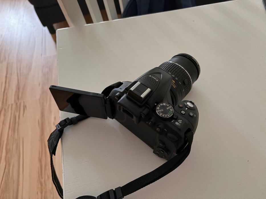 Продавам фотоапарат Nikon D5300 + подарък малка и голяма чанта