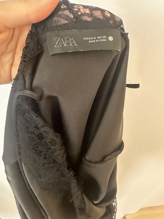Черна сатенена рокля Zara