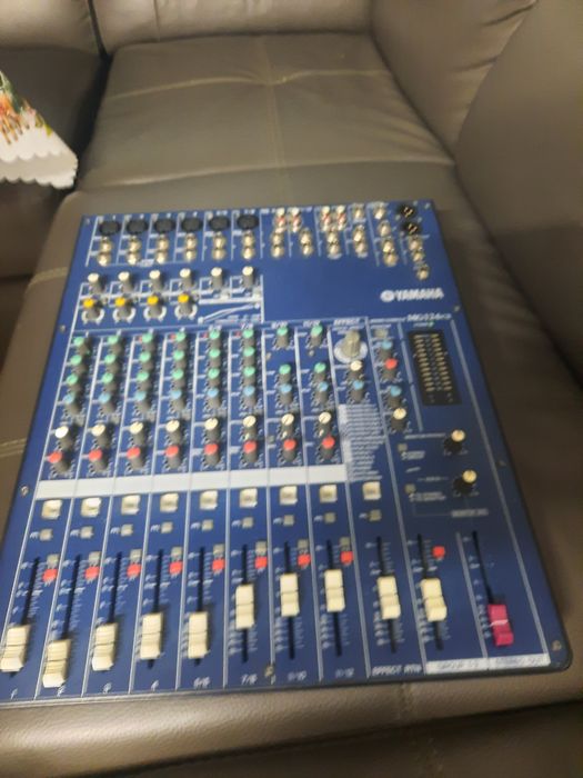 Vând mixer Yamaha