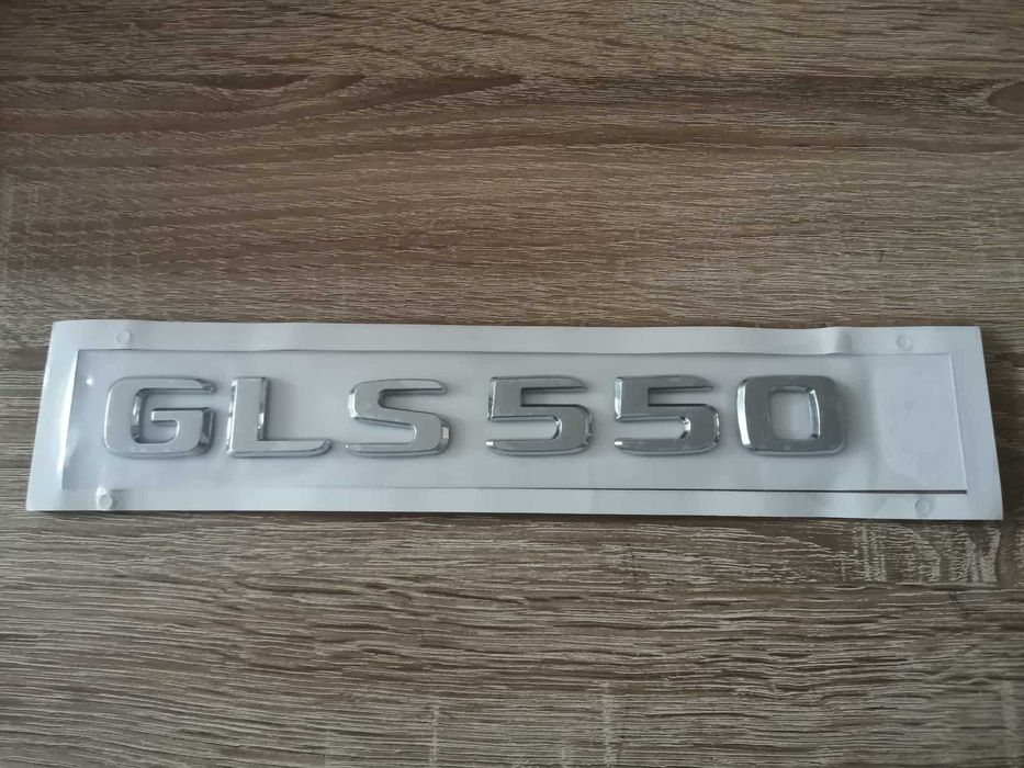 сребрист надпис Mercedes Benz GLS 550