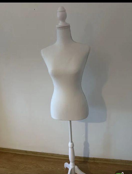 Vand manechin alb sau negru