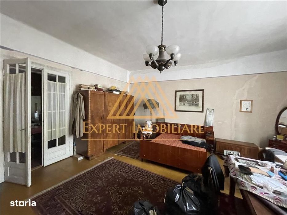 Casa centrala acces la doua strazi cu 751 mp , pret usor negociabil Su