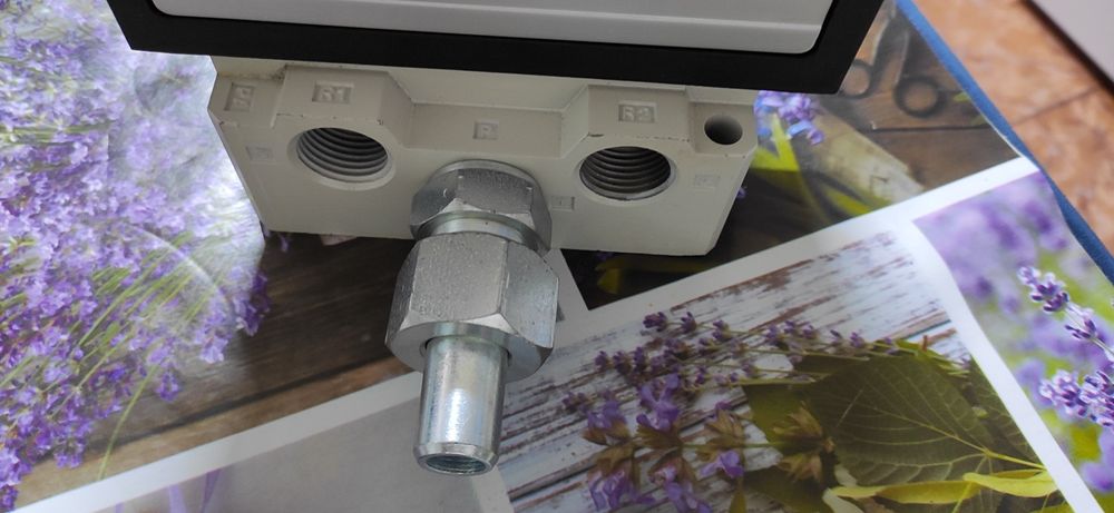 Electrovalva pneumatica cu placa de baza și regulator