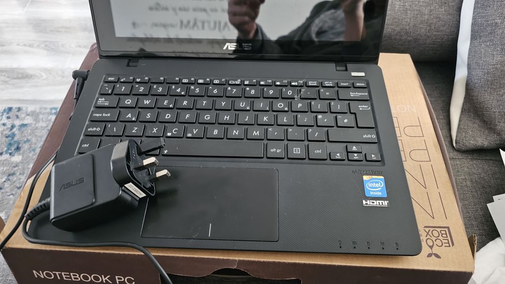 Laptop ASUS X200CA touchscreen,impecabil