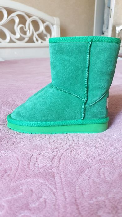 Продам новые детские угги