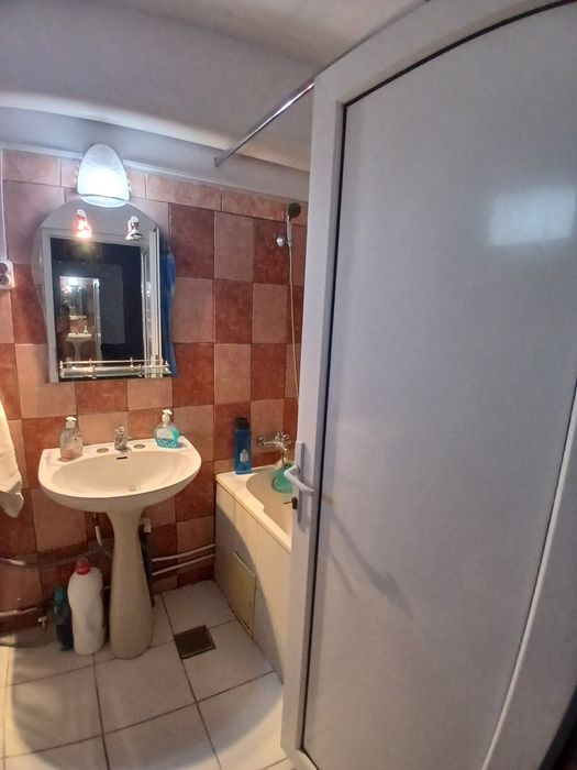 Inchiriez apartament în vila valu traian