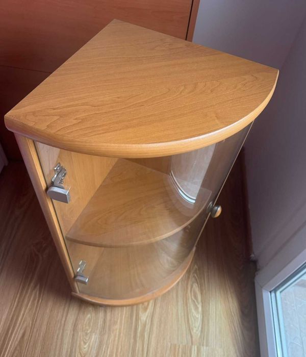 Продавам Ъглов шкаф