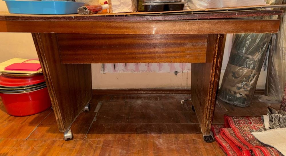 Кухонный стол на колесиках