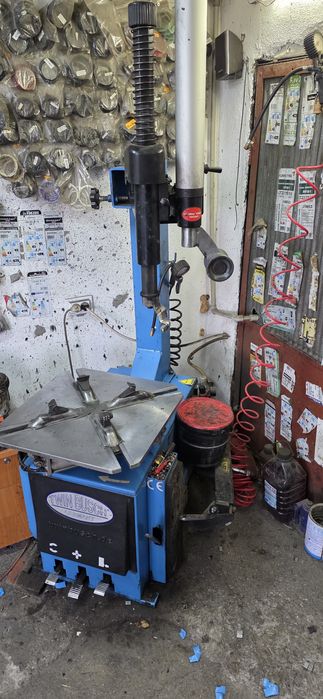 Машина Монтаж демонтаж на гуми  950 евро