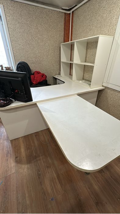 Рабочий стол в кабинет или офис