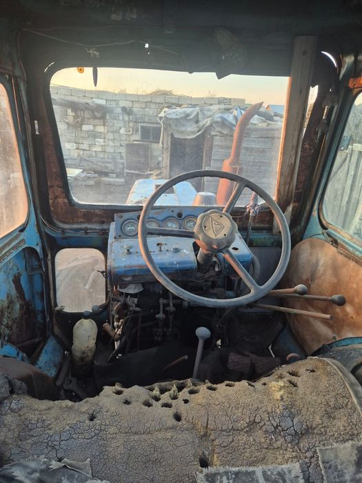 Трактор МТЗ 80 .