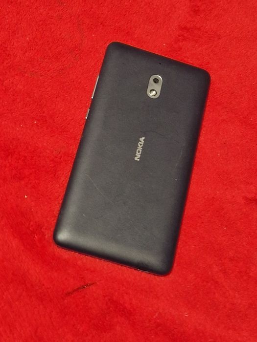 Telefon Nokia cu touchscreen si încărcător.  Nu pornește