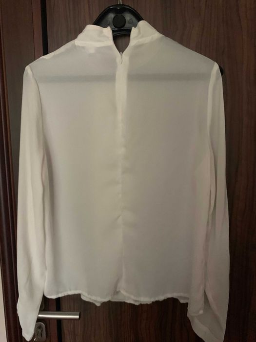 Бяла риза без деколте и закопчаване отзад с цип