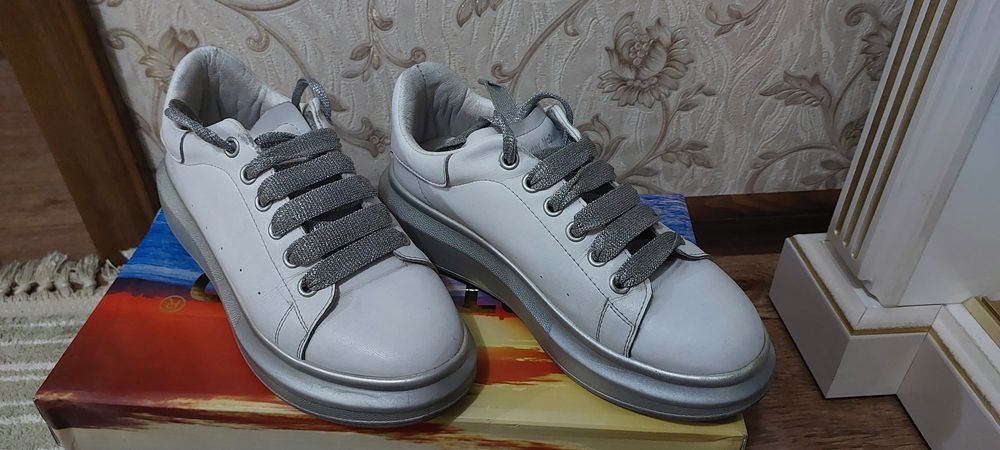 Продам кроссовки.