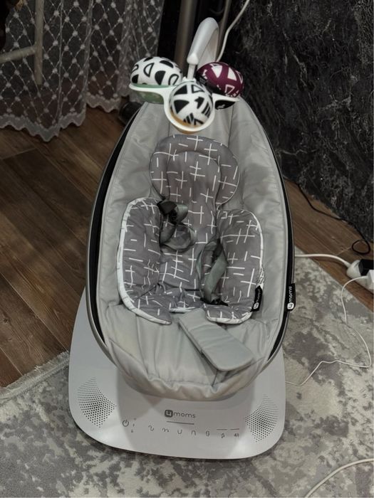 Продам качелю 4moms