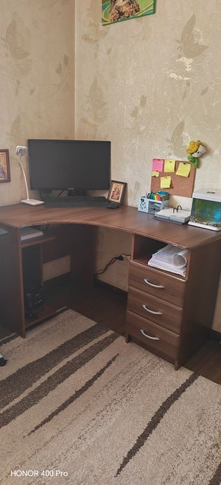 Угловой компьютерный стол