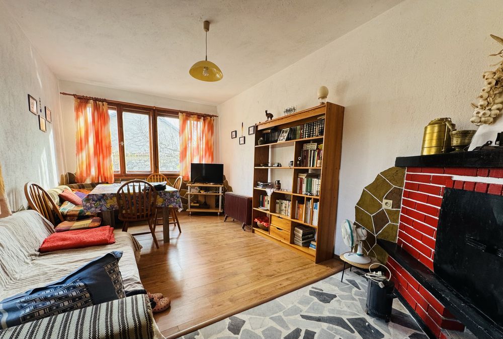 Продава се двуетажна къща в с. Ясеново