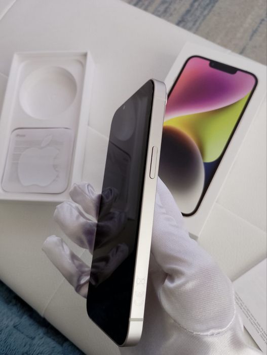 Бял телефон iphone 14