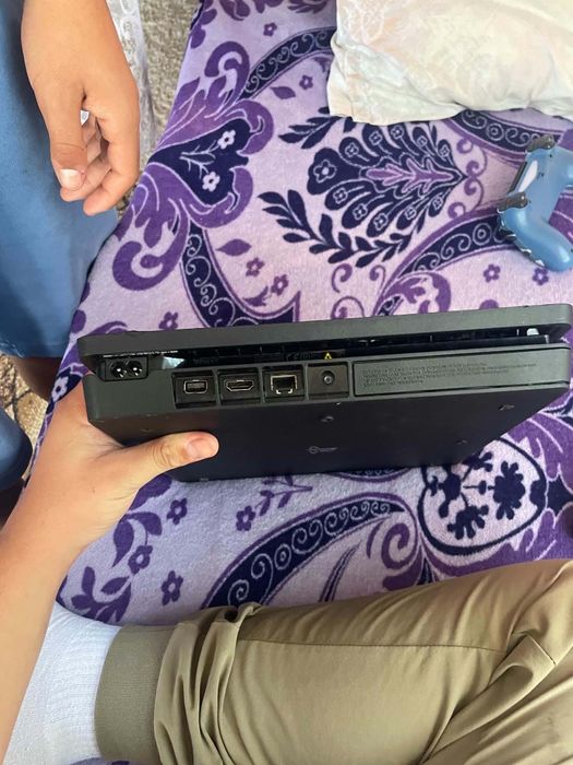 Продава се PS4 с 2 джойстика