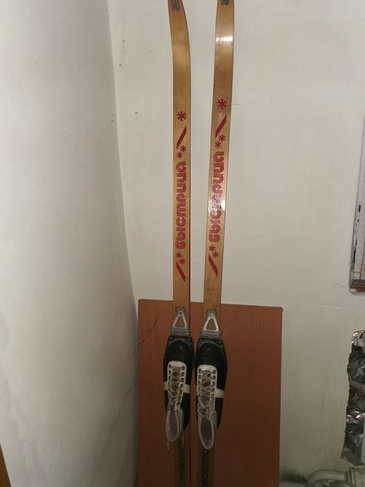 Продам лыжи с ботинками и креплением без палок.