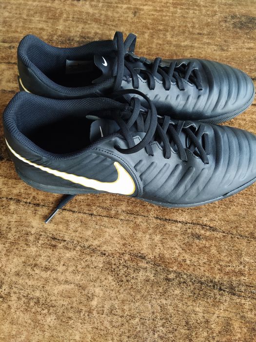 Футболни обувки тип стоножки