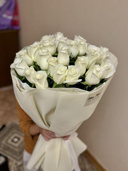 Большой букет белых роз