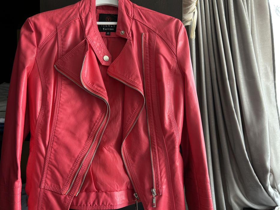 Продавам ново кожено розово яке