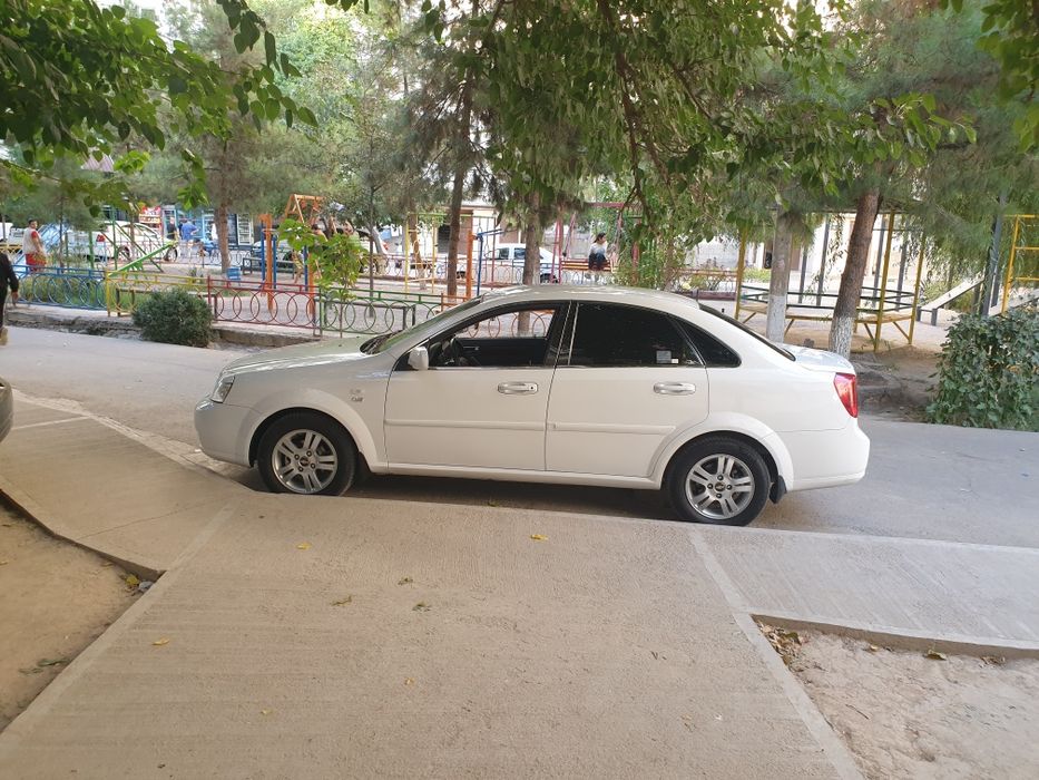 Lasetti sotiladi 2012 yil 145000 yurgan halol ozimmi moshinam