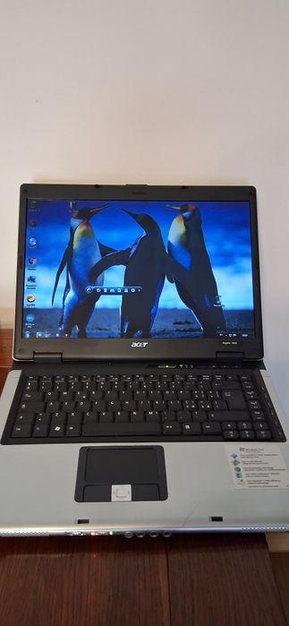 Laptop marca Acer, gri