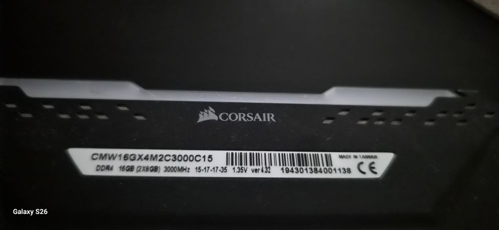 DDR 4 rgb 4 x 8 . 32 Gb