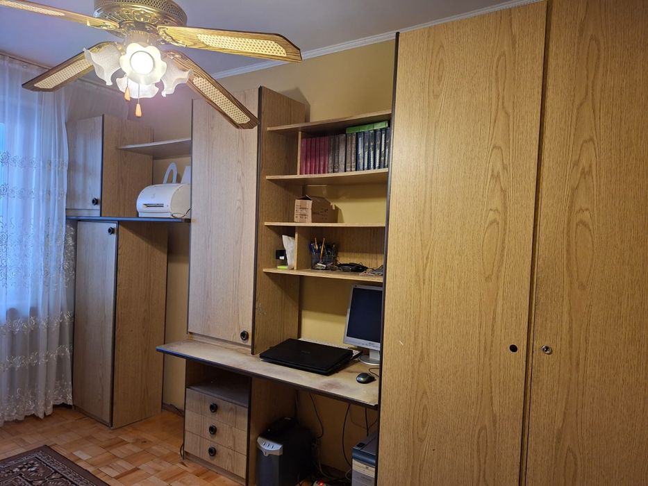 Срочно продам стенку со шкафом.