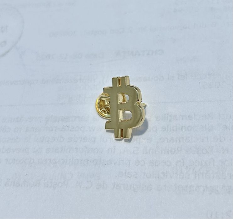 Pin sigla Bitcoin aurit - rever la sacou